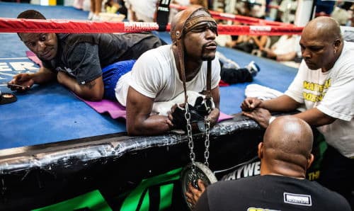 Les boxeurs entraînent leurs cous de façon dynamique